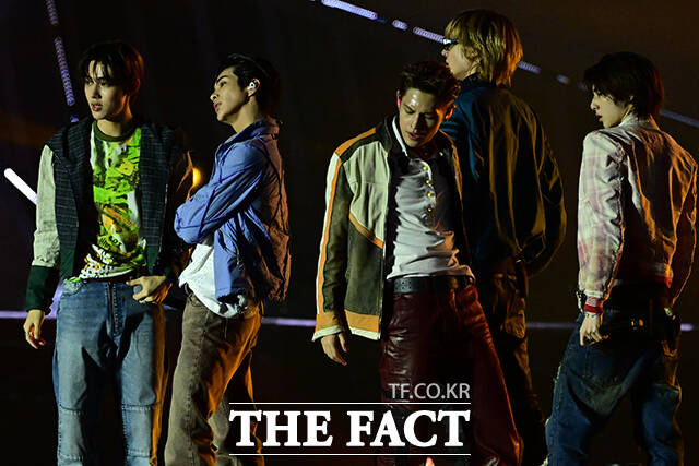 <더팩트>가 주최하고 팬앤스타와 UCW가 주관하는 ‘2026 더팩트 뮤직 어워즈(2026 THE FACT MUSIC AWARDS, TMA)’가 19일 오후 부산 연제구 부산아시아드주경기장에서 열린 가운데 그룹 코르티스가 화려한 무대를 펼치고 있다. /부산아시아드주경기장=남윤호 기자