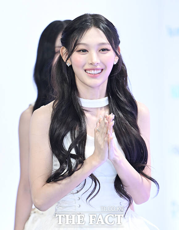 <더팩트>가 주최하고 팬앤스타와 UCW가 주관하는 ‘2026 더팩트 뮤직 어워즈(2026 THE FACT MUSIC AWARDS, TMA)’가 19일 오후 부산 연제구 부산아시아드주경기장에서 열린 가운데 리센느 원이(왼쪽)와 미나미가 블루카펫을 밟고 있다. /부산아시아드주경기장=박헌우 기자