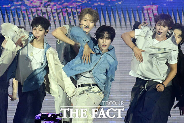 [더팩트ㅣ부산아시아드주경기장=남용희 기자] <더팩트>가 주최하고 팬앤스타와 UCW가 주관하는 ‘2026 더팩트 뮤직 어워즈(2026 THE FACT MUSIC AWARDS, TMA)’가 19일 오후 부산 연제구 부산아시아드주경기장에서 열린 가운데 그룹 라이즈(RIIZE)가 화려한 무대를 펼치고 있다.