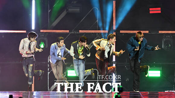 <더팩트>가 주최하고 팬앤스타와 UCW가 주관하는 ‘2026 더팩트 뮤직 어워즈(2026 THE FACT MUSIC AWARDS, TMA)’가 19일 오후 부산 연제구 부산아시아드주경기장에서 열린 가운데 그룹 코르티스(CORTIS)의 건호와 마틴, 주훈, 제임스, 성현(왼쪽부터)이 화려한 무대를 펼치고 있다. /부산아시아드주경기장=이새롬 기자
