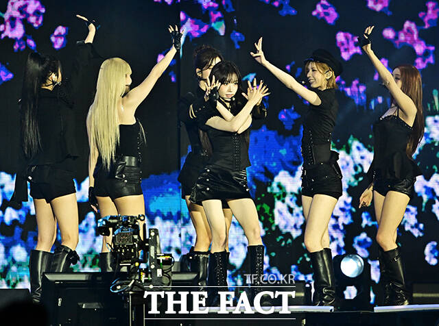 <더팩트>가 주최하고 팬앤스타와 UCW가 주관하는 ‘2026 더팩트 뮤직 어워즈(2026 THE FACT MUSIC AWARDS, TMA)’가 19일 오후 부산 연제구 부산아시아드주경기장에서 열린 가운데 엔믹스(NMIXX)가 화려한 무대를 펼치고 있다. /부산아시아드주경기장=배정한 기자