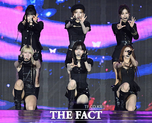 <더팩트>가 주최하고 팬앤스타와 UCW가 주관하는 ‘2026 더팩트 뮤직 어워즈(2026 THE FACT MUSIC AWARDS, TMA)’가 19일 오후 부산 연제구 부산아시아드주경기장에서 열린 가운데 그룹 엔믹스가 화려한 무대를 펼치고 있다. /부산아시아드주경기장=남윤호 기자