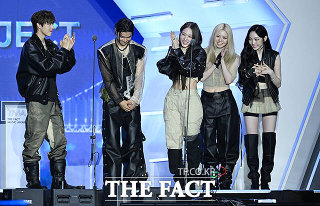 <더팩트>가 주최하고 팬앤스타와 UCW가 주관하는 ‘2026 더팩트 뮤직 어워즈(2026 THE FACT MUSIC AWARDS, TMA)’가 19일 오후 부산 연제구 부산아시아드주경기장에서 열린 가운데 그룹 올데이 프로젝트가 '올해의 아티스트' 상을 수상하고 있다. /부산아시아드주경기장=박헌우 기자