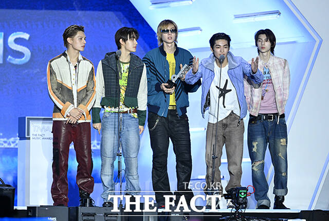 <더팩트>가 주최하고 팬앤스타와 UCW가 주관하는 ‘2026 더팩트 뮤직 어워즈(2026 THE FACT MUSIC AWARDS, TMA)’가 19일 오후 부산 연제구 부산아시아드주경기장에서 열린 가운데 그룹 코르티스 제임스와 성현, 마틴, 건호, 주훈(왼쪽부터)이 '올해의 아티스트' 상을 수상하고 있다. /부산아시아드주경기장=박헌우 기자