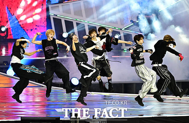 <더팩트>가 주최하고 팬앤스타와 UCW가 주관하는 ‘2026 더팩트 뮤직 어워즈(2026 THE FACT MUSIC AWARDS, TMA)’가 19일 오후 부산 연제구 부산아시아드주경기장에서 열린 가운데 클로즈 유어 아이즈(CLOSE YOUR EYES)가 화려한 무대를 펼치고 있다. /부산아시아드주경기장=배정한 기자