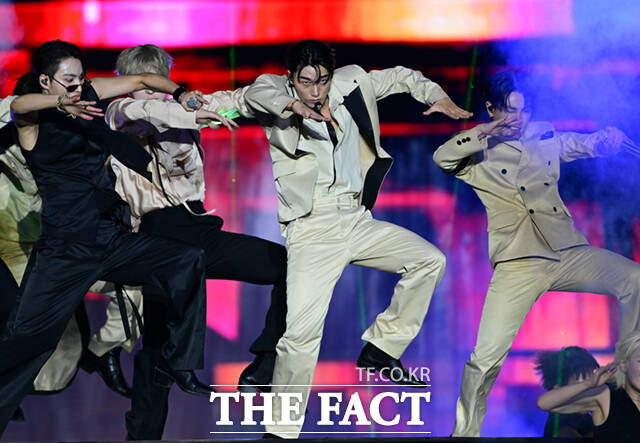 <더팩트>가 주최하고 팬앤스타와 UCW가 주관하는 ‘2026 더팩트 뮤직 어워즈(2026 THE FACT MUSIC AWARDS, TMA)’가 19일 오후 부산 연제구 부산아시아드주경기장에서 열린 가운데 가수 에이티즈(ATEEZ)가 화려한 무대를 펼치고 있다. /부산아시아드주경기장=이새롬 기자