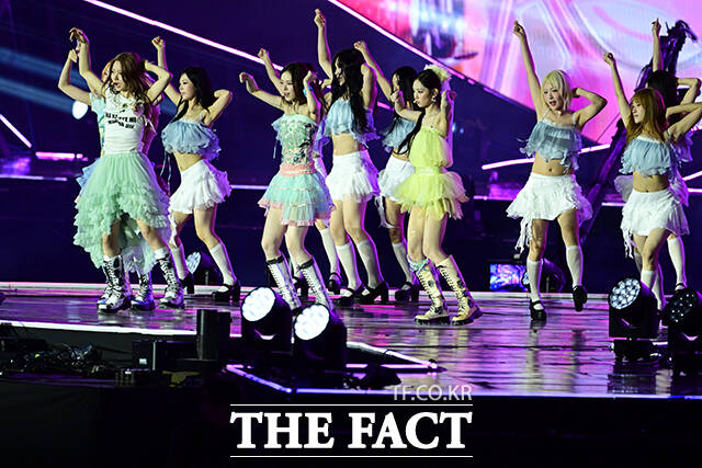 <더팩트>가 주최하고 팬앤스타와 UCW가 주관하는 ‘2026 더팩트 뮤직 어워즈(2026 THE FACT MUSIC AWARDS, TMA)’가 19일 오후 부산 연제구 부산아시아드주경기장에서 열린 가운데 그룹 키키가 화려한 무대를 펼치고 있다. /부산아시아드주경기장=남윤호 기자
