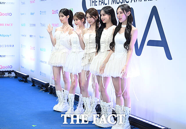 <더팩트>가 주최하고 팬앤스타와 UCW가 주관하는 ‘2026 더팩트 뮤직 어워즈(2026 THE FACT MUSIC AWARDS, TMA)’가 19일 오후 부산 연제구 부산아시아드주경기장에서 열린 가운데 리센느 원이(왼쪽)와 미나미가 블루카펫을 밟고 있다. /부산아시아드주경기장=박헌우 기자