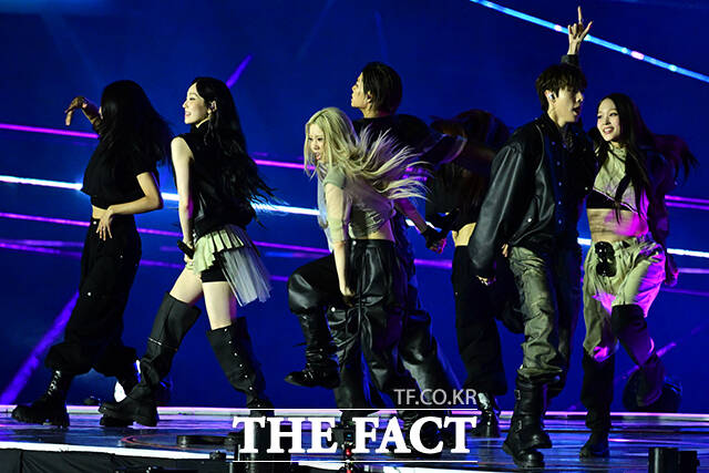 <더팩트>가 주최하고 팬앤스타와 UCW가 주관하는 ‘2026 더팩트 뮤직 어워즈(2026 THE FACT MUSIC AWARDS, TMA)’가 19일 오후 부산 연제구 부산아시아드주경기장에서 열린 가운데 그룹 올데이 프로젝트가 화려한 무대를 펼치고 있다. /부산아시아드주경기장=남윤호 기자]