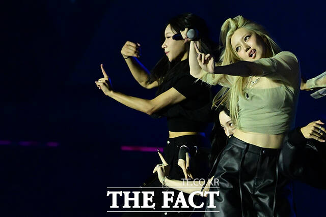 <더팩트>가 주최하고 팬앤스타와 UCW가 주관하는 ‘2026 더팩트 뮤직 어워즈(2026 THE FACT MUSIC AWARDS, TMA)’가 19일 오후 부산 연제구 부산아시아드주경기장에서 열린 가운데 그룹 올데이 프로젝트가 화려한 무대를 펼치고 있다. /부산아시아드주경기장=남윤호 기자]