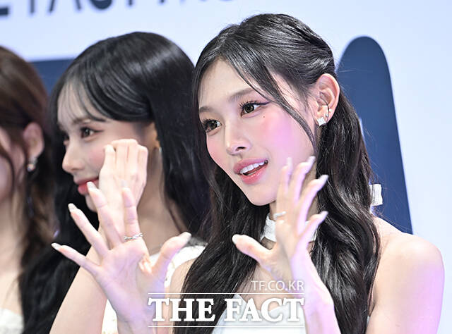 <더팩트>가 주최하고 팬앤스타와 UCW가 주관하는 ‘2026 더팩트 뮤직 어워즈(2026 THE FACT MUSIC AWARDS, TMA)’가 19일 오후 부산 연제구 부산아시아드주경기장에서 열린 가운데 리센느 원이(왼쪽)와 미나미가 블루카펫을 밟고 있다. /부산아시아드주경기장=박헌우 기자