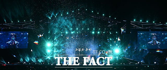 <더팩트>가 주최하고 팬앤스타와 UCW가 주관하는 ‘2026 더팩트 뮤직 어워즈(2026 THE FACT MUSIC AWARDS, TMA)’가 19일 오후 부산 연제구 부산아시아드주경기장에서 열린 가운데 가수 임영웅이 화려한 무대를 펼치고 있다. /부산아시아드주경기장=서예원 기자