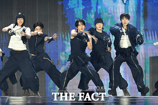[더팩트ㅣ부산아시아드주경기장=남용희 기자] <더팩트>가 주최하고 팬앤스타와 UCW가 주관하는 ‘2026 더팩트 뮤직 어워즈(2026 THE FACT MUSIC AWARDS, TMA)’가 19일 오후 부산 연제구 부산아시아드주경기장에서 열린 가운데 그룹 아이딧(IDID)이 화려한 무대를 펼치고 있다.