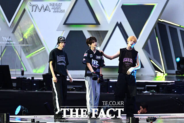 <더팩트>가 주최하고 팬앤스타와 UCW가 주관하는 ‘2026 더팩트 뮤직 어워즈(2026 THE FACT MUSIC AWARDS, TMA)’가 19일 오후 부산 연제구 부산아시아드주경기장에서 열린 가운데 그룹 클로즈 유어 아이즈가 화려한 오프닝 무대를 펼치고 있다. /부산아시아드주경기장=남윤호 기자