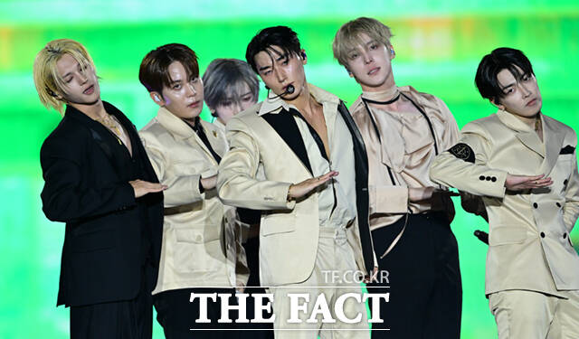 <더팩트>가 주최하고 팬앤스타와 UCW가 주관하는 ‘2026 더팩트 뮤직 어워즈(2026 THE FACT MUSIC AWARDS, TMA)’가 19일 오후 부산 연제구 부산아시아드주경기장에서 열린 가운데 가수 에이티즈(ATEEZ)가 화려한 무대를 펼치고 있다. /부산아시아드주경기장=이새롬 기자