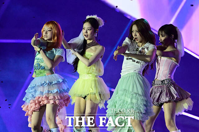 <더팩트>가 주최하고 팬앤스타와 UCW가 주관하는 ‘2026 더팩트 뮤직 어워즈(2026 THE FACT MUSIC AWARDS, TMA)’가 19일 오후 부산 연제구 부산아시아드주경기장에서 열린 가운데 그룹 키키가 화려한 무대를 펼치고 있다. /부산아시아드주경기장=남윤호 기자