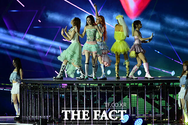<더팩트>가 주최하고 팬앤스타와 UCW가 주관하는 ‘2026 더팩트 뮤직 어워즈(2026 THE FACT MUSIC AWARDS, TMA)’가 19일 오후 부산 연제구 부산아시아드주경기장에서 열린 가운데 그룹 키키가 화려한 무대를 펼치고 있다. /부산아시아드주경기장=남윤호 기자
