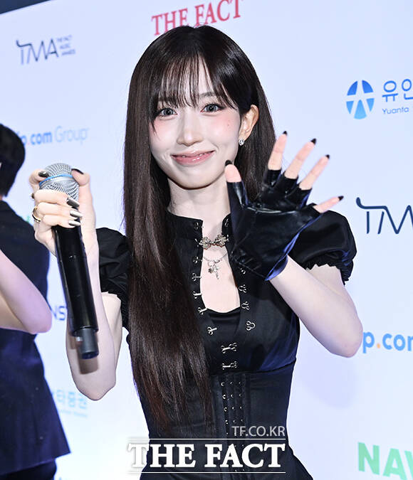 <더팩트>가 주최하고 팬앤스타와 UCW가 주관하는 ‘2026 더팩트 뮤직 어워즈(2026 THE FACT MUSIC AWARDS, TMA)’가 19일 오후 부산 연제구 부산아시아드주경기장에서 열린 가운데 엔믹스 해원(왼쪽)과 설윤이 블루카펫을 밟고 있다. /부산아시아드주경기장=박헌우 기자