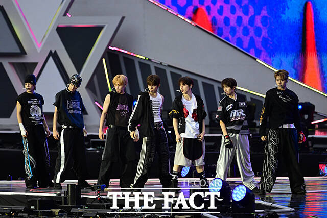<더팩트>가 주최하고 팬앤스타와 UCW가 주관하는 ‘2026 더팩트 뮤직 어워즈(2026 THE FACT MUSIC AWARDS, TMA)’가 19일 오후 부산 연제구 부산아시아드주경기장에서 열린 가운데 그룹 클로즈 유어 아이즈가 화려한 오프닝 무대를 펼치고 있다. /부산아시아드주경기장=남윤호 기자