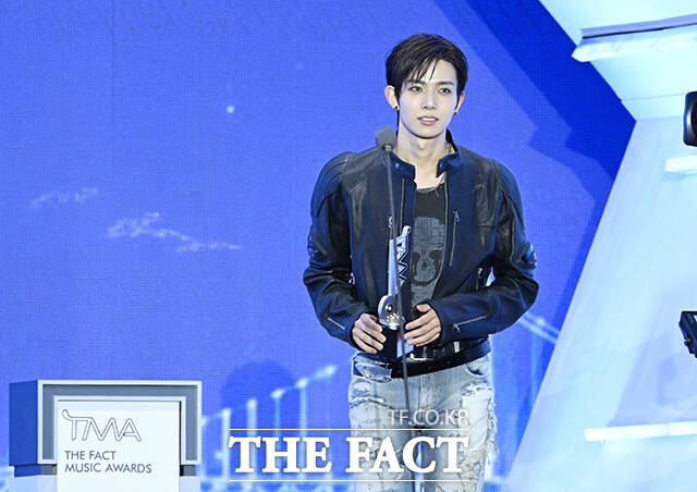 <더팩트>가 주최하고 팬앤스타와 UCW가 주관하는 ‘2026 더팩트 뮤직 어워즈(2026 THE FACT MUSIC AWARDS, TMA)’가 19일 오후 부산 연제구 부산아시아드주경기장에서 열린 가운데 가수 에반이 '월드 베스트 웨이브'을 수상한 뒤 소감을 밝히고 있다. /부산아시아드주경기장=박헌우 기자