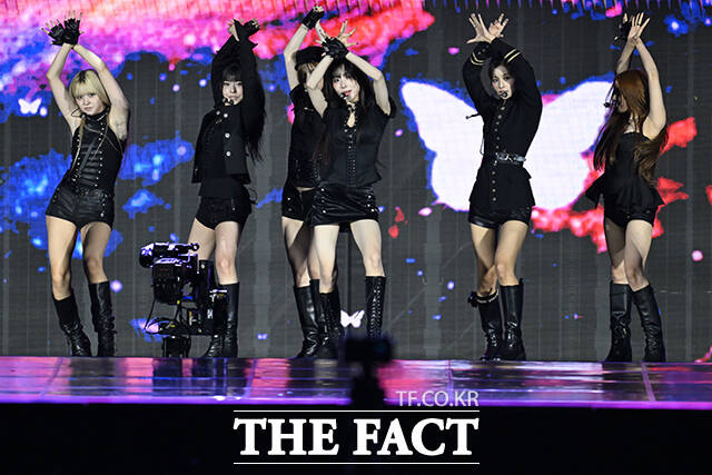 <더팩트>가 주최하고 팬앤스타와 UCW가 주관하는 ‘2026 더팩트 뮤직 어워즈(2026 THE FACT MUSIC AWARDS, TMA)’가 19일 오후 부산 연제구 부산아시아드주경기장에서 열린 가운데 그룹 엔믹스가 화려한 무대를 펼치고 있다. /부산아시아드주경기장=남윤호 기자