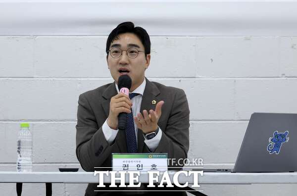 권인호 대전시의원이 지난 18일 청춘두두두 라이브존에서 청년의회 성공과 안착을 위한 정책토론회-청년 거버넌스의 조건을 묻다를 주제로 정책토론회를 개최한 가운데 권 의원이 토론회를 진행하고 있는 모습. /대전시의회