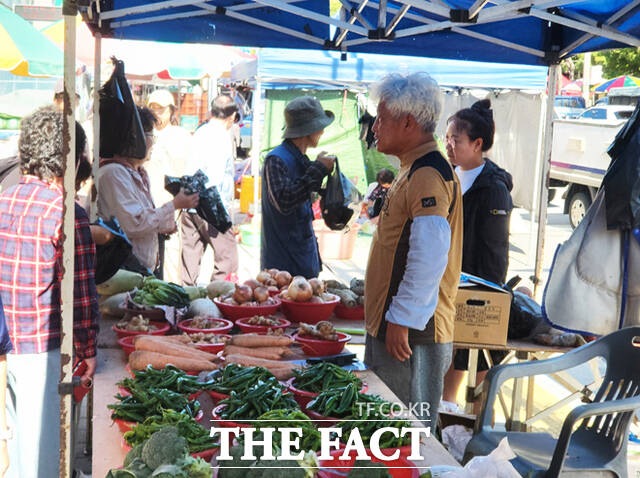 영주5일장 장터가 추석명절 제수품을 구하러 나온 시민들로 붐비고 있다. /김성권 기자