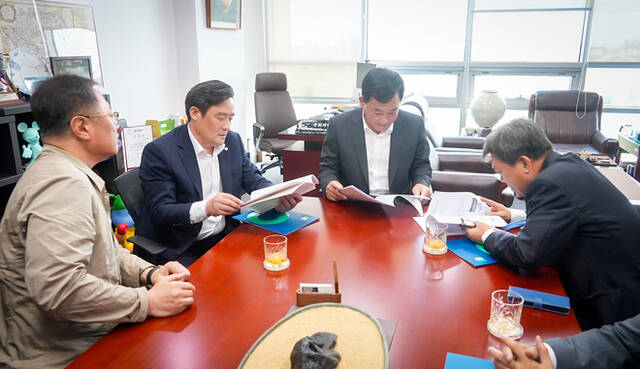 남한권 울릉군수가 정동만 국회의원과 정희용 국회의원과 면담하고 있다. /울릉군