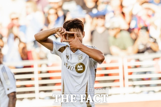 모레노호 승선을 앞둔 LAFC 손흥민이 20일 새너제이전에서 리그 6호골을 터뜨린 뒤 '찰칵 세리머니'를 펼치고 있다./LAFC