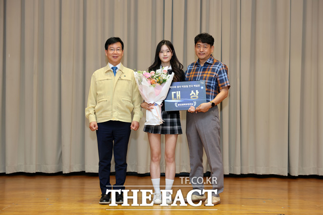 박병규 광산구청장이 용아 박용철 전국백일장에서 대상을 차지한 김하원 학생(가운데)에게 상금과 상장을 수여하고 있다. /광산구