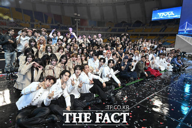 <더팩트>가 주최하고 팬앤스타와 UCW가 주관하는 '2026 더팩트 뮤직 어워즈(2026 THE FACT MUSIC AWARDS, TMA)'가 19일 오후 부산 연제구 부산아시아드주경기장에서 열린 가운데 출연진이 기념촬영을 하고 있다./남윤호 기자