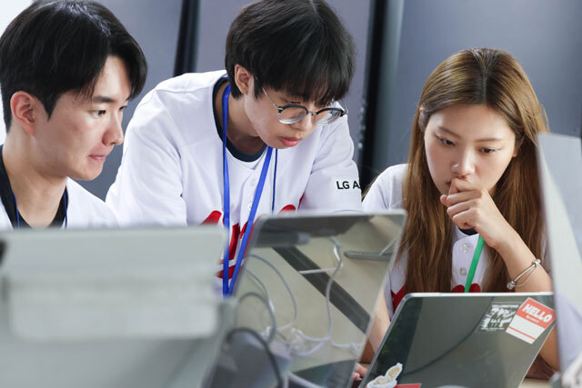 경기도 이천 LG인화원에서 열린 'LG 에이머스 해커톤'에서 참가자들이 LG스포츠가 출제한 과제를 풀고 있다. /LG