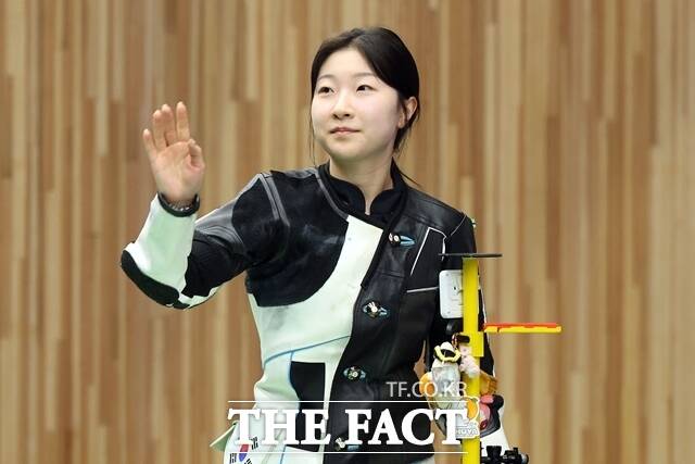 20일(현지 시간) 일본 도요타시 아이치현 종합사격장에서 열린 2026 아이치·나고야 아시안게임 사격 여자 10m 공기소총 개인전 결선에서 한국 반효진이 경기를 마친 뒤 인사하고 있다. /뉴시스