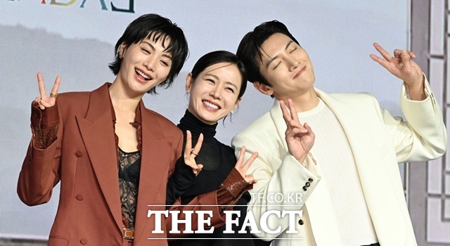 '스캔들'은 지난 주말 공개돼 글로벌 시청자들의 뜨거운 관심을 받고 있는 이 작품은 프랑스 소설 '위험한 관계'를 조선시대로 옮긴 이야기다. 사진은 '스캔들' 제작발표회에서 배우 나나와 손예진, 지창욱(왼쪽부터). /김성렬 기자
