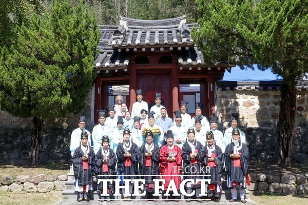 대전시 대덕구가 20일 회덕향교 대성전에서 회덕향교 주관으로 지역 유림과 주민 등 60여 명이 참석해 '2026년 추기 석전대제'를 봉행했다. /대덕구
