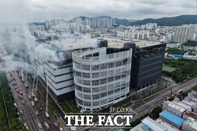 인천 서해구 쿠팡32물류센터 화재가 사흘째 이어지고 있는 7월 20일 건물에서 연기가 뿜어져 나오고 있다. /김성렬 기자