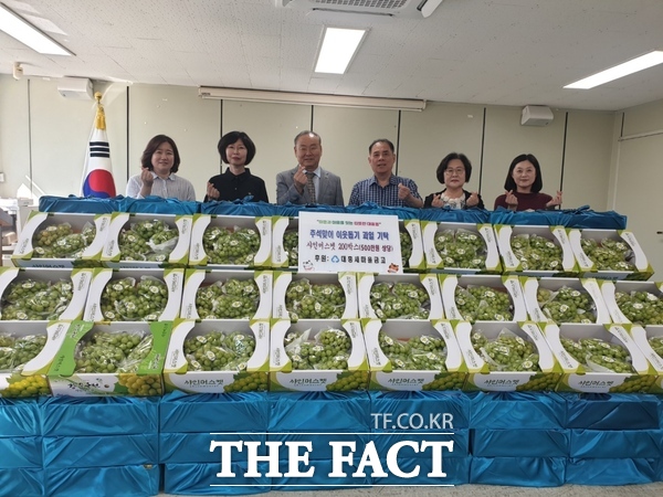대흥새마을금고가 추석 명절을 맞아 관내 어려운 이웃을 돕기 위한 물품 과일 500만 원 상당을 대전시 중구 대흥동에 기탁했다. /대전시 중구