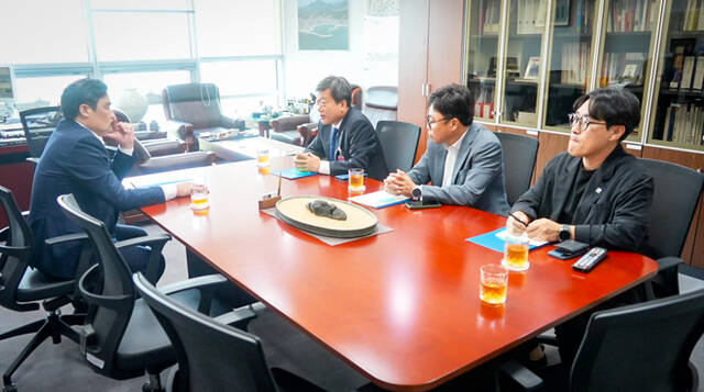 남한권 울릉군수가 이성훈 한국토지주택공사 사장과 면담하고 있다. /울릉군