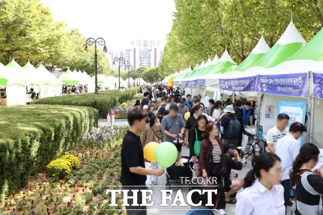 19일 평촌중앙공원에서 열린 2026 안양춤축제 행사장을 찾은 시민들이 마련된 체험 부스를 둘러보며 축제를 즐기고 있다. /안양시