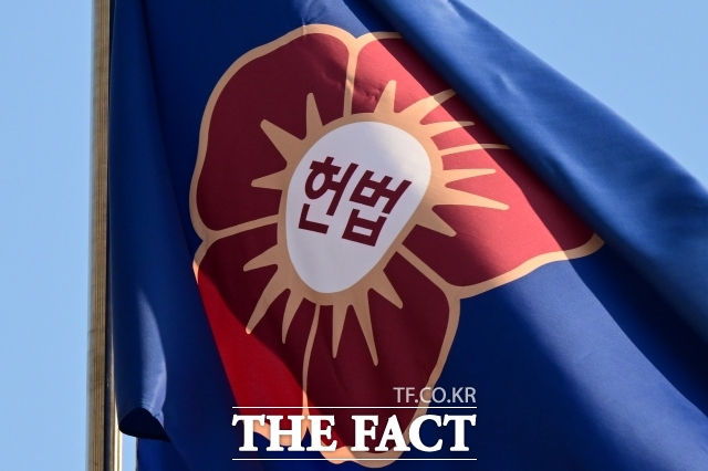 며느리가 시아버지를 같은 집에 살며 10년 이상 모신 뒤 집을 상속받아도 상속세 일부를 공제받지 못 하도록 규정한 법은 헌법에 어긋나지 않는다는 헌법재판소 결정이 나왔다./더팩트 DB