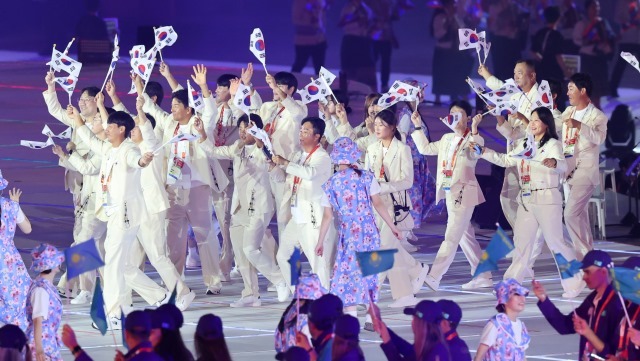 19일 2026 아이치·나고야 아시안게임 개회식에서 한국 선수단이 입장하고 있다. 탁구 신유빈과 조정 김동용이 공동기수를 맡았다. / 뉴시스