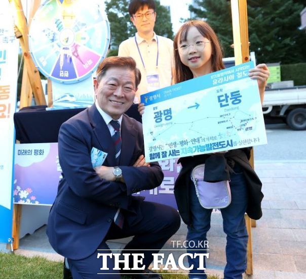 박승원 광명시장이 지난 18일 시청 잔디광장에서 열린 제6회 광명시 평화주간 '퇴근음악회 위드(with) 클래식' 행사에 참석한 어린이와 기념사진을 찍고 있다. /광명시