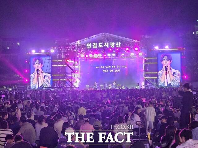 광산뮤직온페스티벌 첫날 드래곤 포니가 무대에 관객들의 함성을 이끌어내고 있다. /주남현 기자