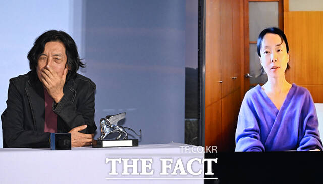 해외 일정으로 화상으로 참석한 배우 전도연(오른쪽)이 이창동 감독 및 출연 배우들과 인사하고 있다.