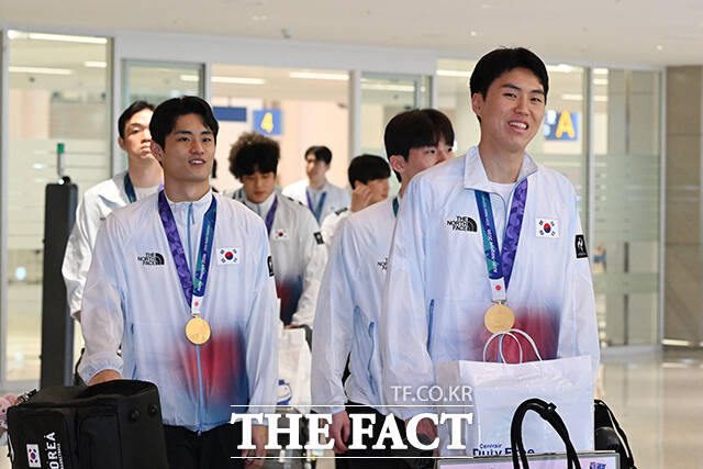 미소와 함께 귀국하는 남자 농구대표팀.