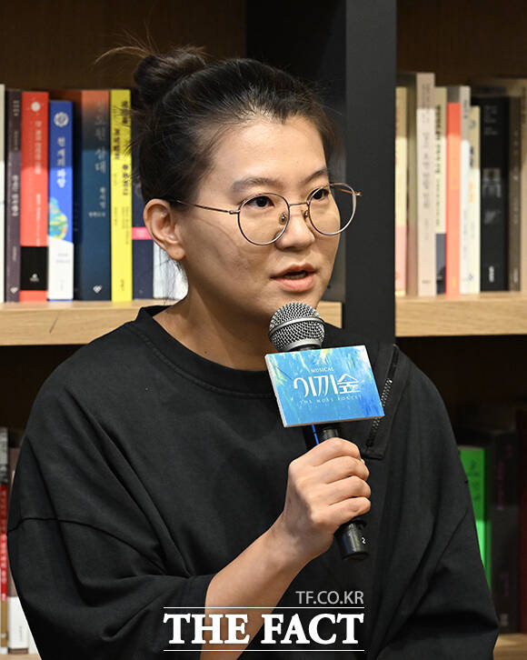 뮤지컬 연출가 오루피나가 21일 오후 서울 강남구 최인아 책방에서 열린 창작 초연 뮤지컬 '이끼숲' 미디어 쇼케이스에 참석해 인사말을 하고 있다. /박헌우 기자