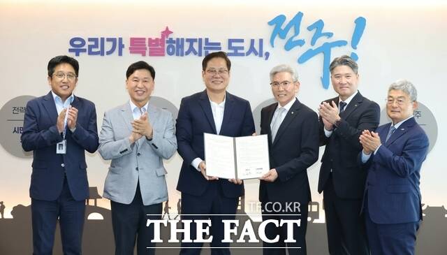 21일 전주시청 시장실에서 '전주대대 이전 및 부지개발사업 민자유치시행 변경 협약식'이 열린 가운데 조지훈 전주시장(가운데)이 민간사업자인 홍건표 천마개발 대표, 김영길 우미건설 대표, 소재철 장한종합건설 대표 등 관계자들과 기념 촬영을 하고 있다. /전주시