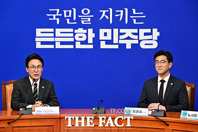 김민석 더불어민주당 대표(왼쪽)가 21일 오후 서울 여의도 국회에서 오준호 기본소득당 대표를 접견하며 취임 축하 난을 선물하고 있다. /국회=배정한 기자