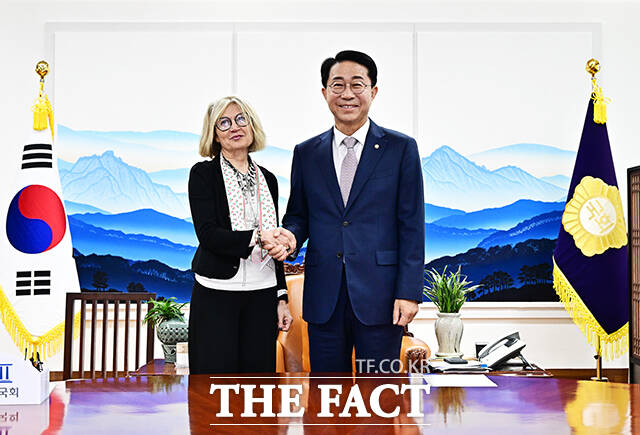 조정식 국회의장이 21일 오전 서울 여의도 국회에서 에밀리아 가토 주한 이탈리아 대사(왼쪽)를 접견하며 기념사진 촬영을 하고 있다. /국회=배정한 기자