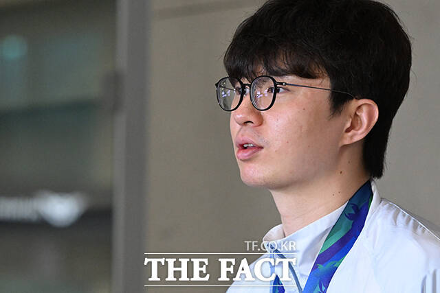 한일 결승전 '에이스' 이현중이 취재진의 질의에 답하고 있다.